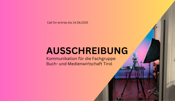 AUSSCHREIBUNG: Kommunikation für die Fachgruppe Buch- und Medienwirtschaft Tirol. Call for entries bis 14.08.2025" - Sujet mit farbverlaufendem Hintergrund von Pink zu Gelb. Rechts im Bild ist ein Fotostudio mit Stativ, Softbox und Beleuchtungsausrüstung zu sehen, was die kreative und visuelle Ausrichtung des Projekts unterstreicht.